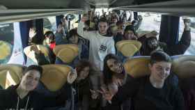 Los pasajeros del autobús trans que esta madrugada ha viajado desde Sevilla hasta el Congreso de los Diputados