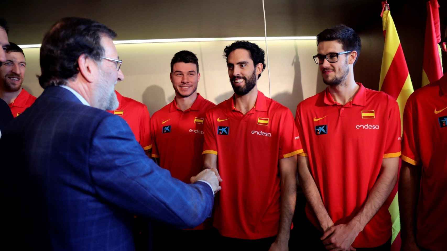 Beirán da la mano a Mariano Rajoy en su encuentro con la selección en Zaragoza.