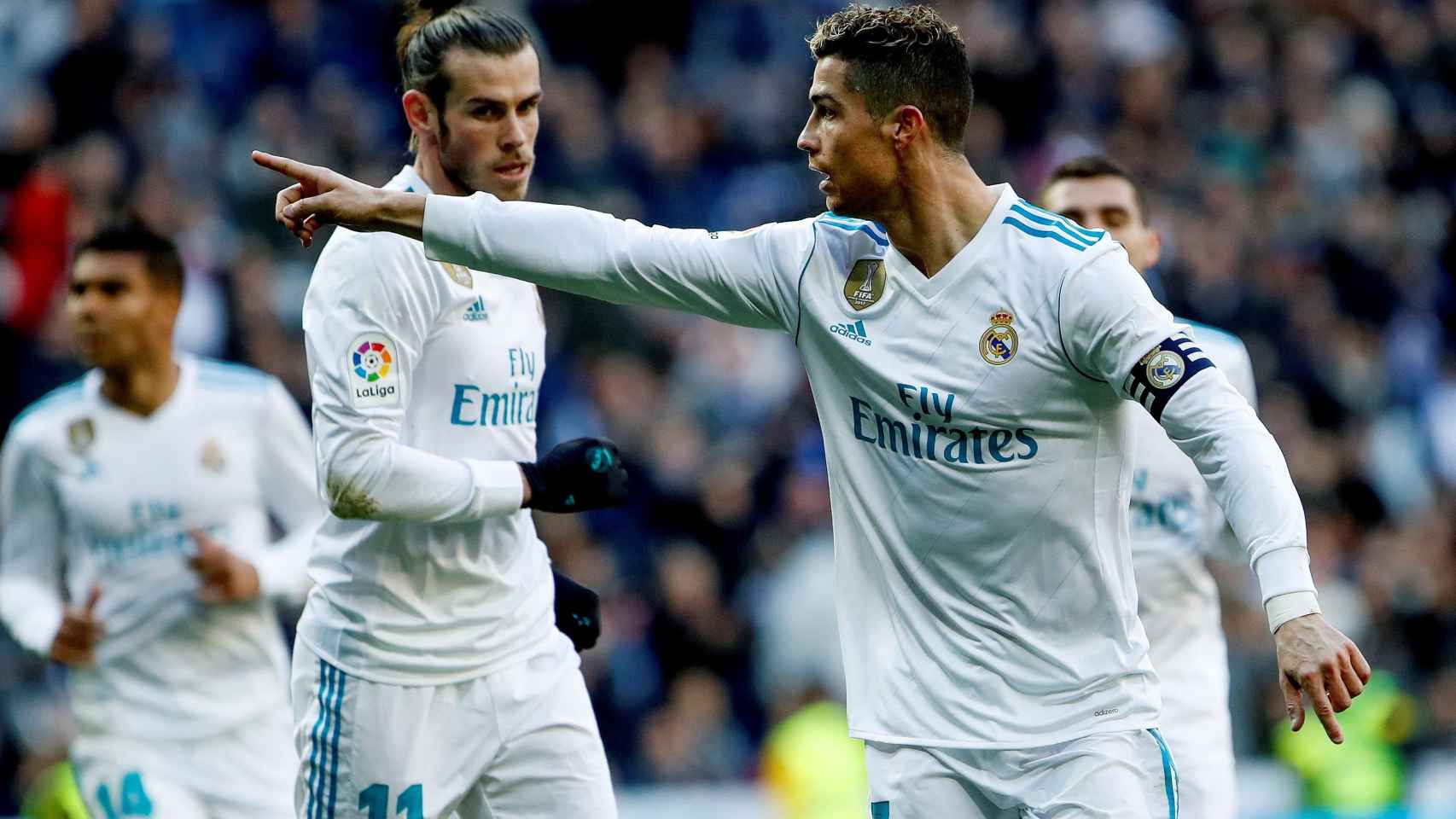Cristiano Ronaldo señala a Benzema en su primer gol.