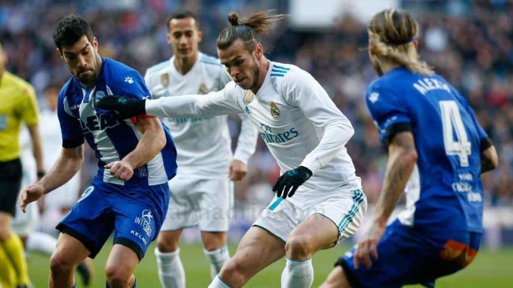 Gareth Bale, entre dos rivales del Alavés