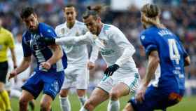 Gareth Bale, entre dos rivales del Alavés