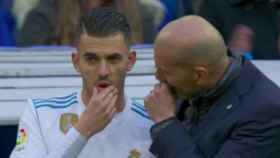 Ceballos charla con Zidane antes de saltar al campo