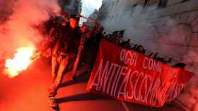 Manifestantes antifascitas marchan por las calles de Milán.