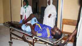 Un hombre herido es trasladado en camilla tras la explosión de dos coches bomba en Mogadiscio.