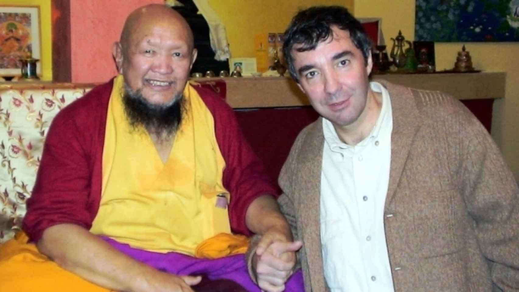 Paco y el monje budista Rimpoche, en el interior de la secta Dharma Tradición (Málaga).