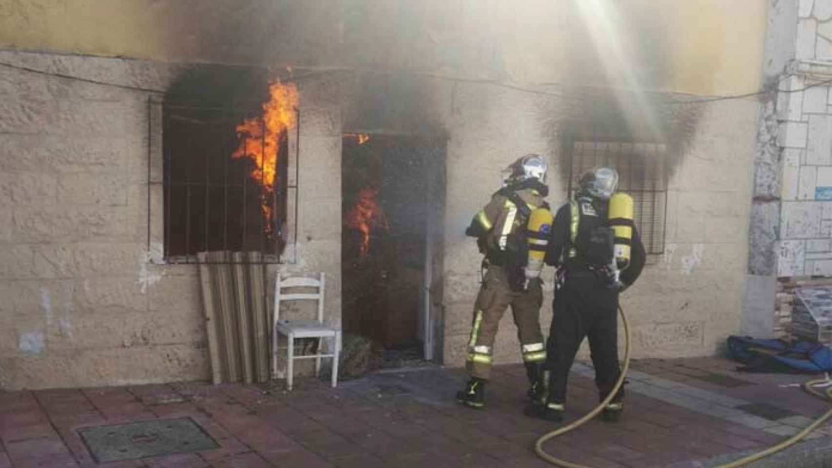 Valladolid-bomberos-incendio-calle-tierra-del-pan