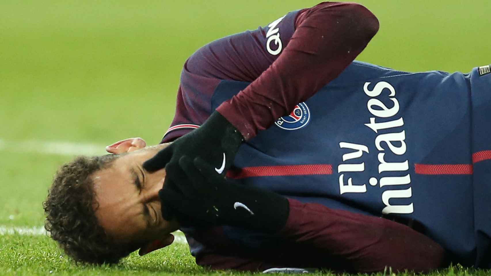 Neymar, sobre el césped, en el momento de su lesión.
