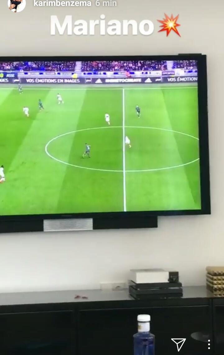 Benzema celebra el último golazo de Mariano con el Lyon