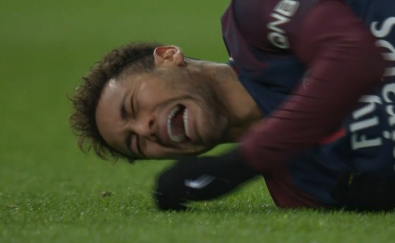 Neymar, en el suelo