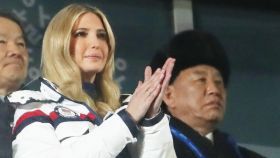 Ivanka Trump, en el palco con el respresentante norcoreano detrás.