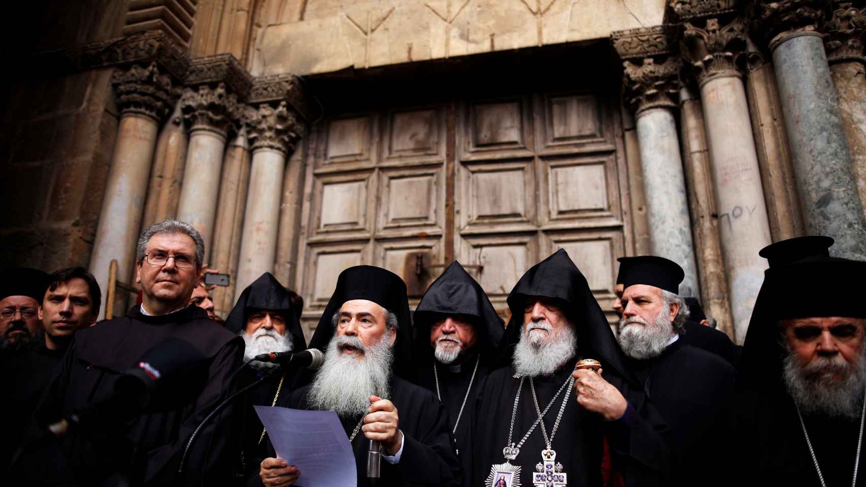Representantes de las distintas iglesias que han acordado el cierre leen un manifiesto de protesta a las puertas del Santo Sepulcro. Foto: Reuters