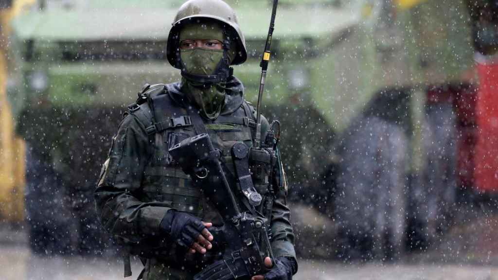Un soldado en las calles de Rio de Janeiro.
