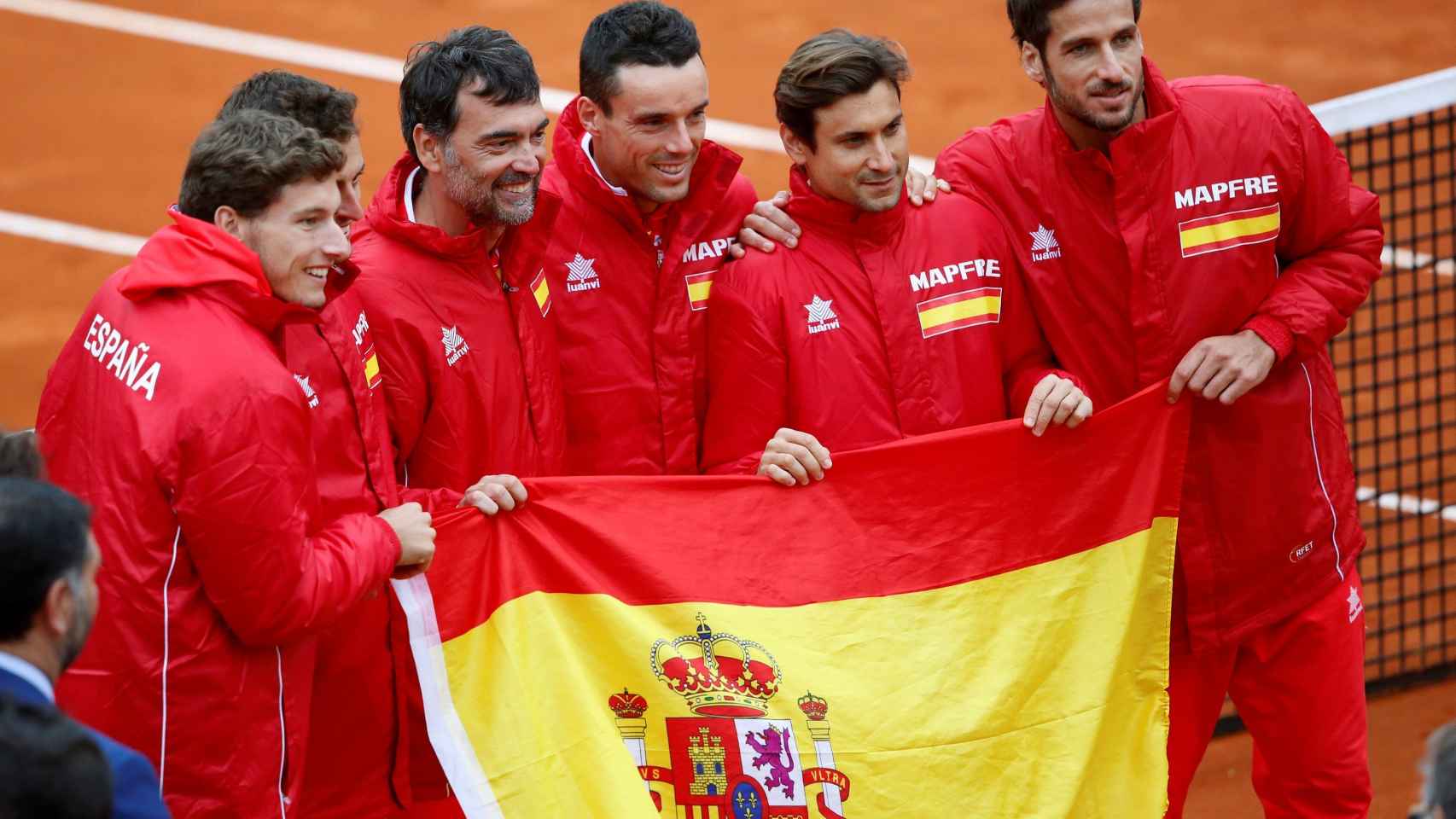 Los jugadores de España en la última eliminatoria de Copa Davis ante Gran Bretaña en Marbella.