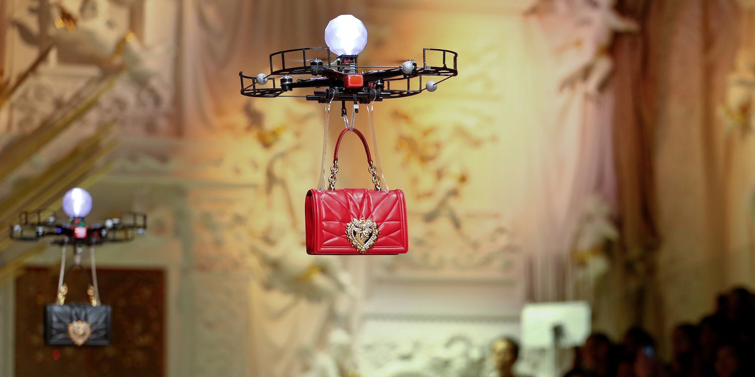 dolce & gabbana drones pasarela milan modelos