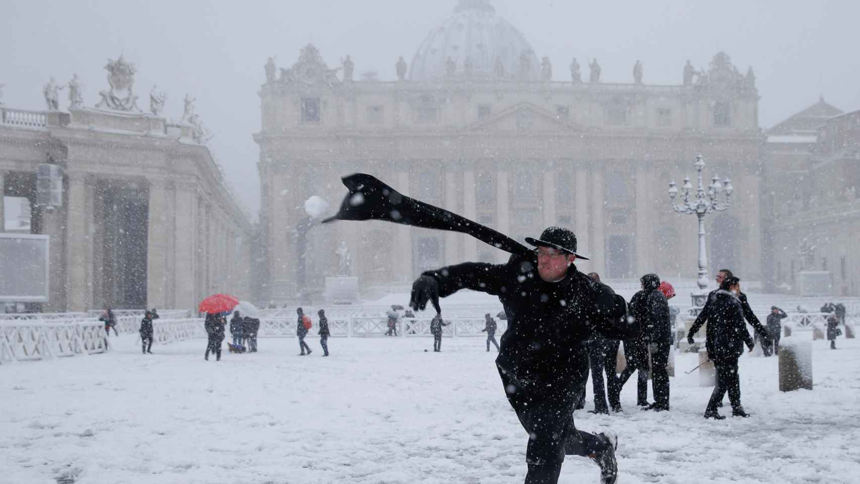 Se lo pasa como dios. Un cura jugando a tirar bolas de nieve en la plaza de San Pedro, Roma. REUTERS/Max Rossi.