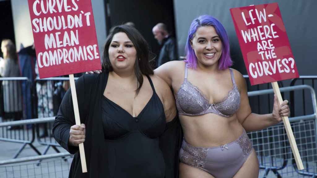 Dos mujeres protestan por la falta de visibilización de mujeres con curvas.