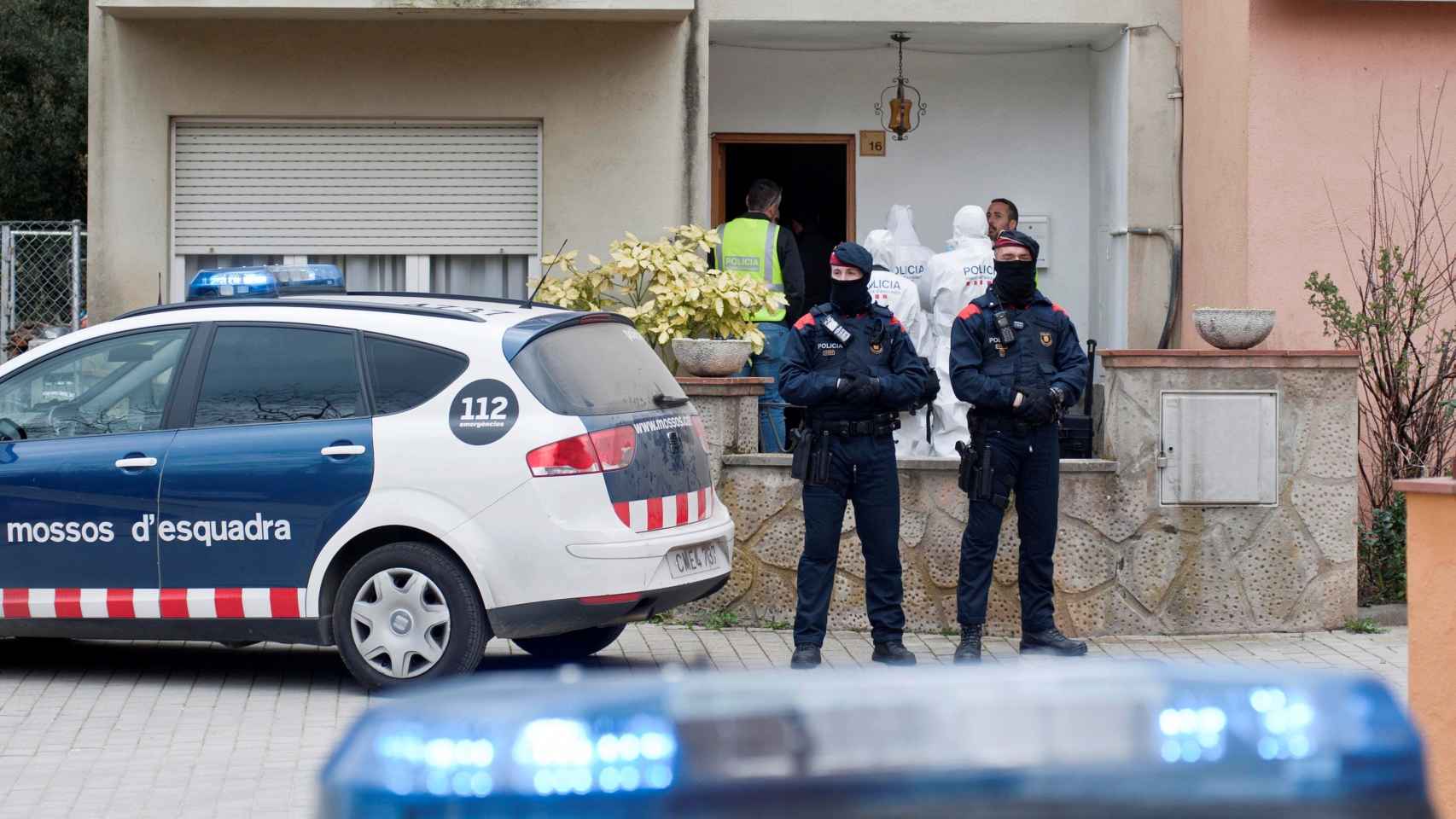 Registro policial en casa de Jordi, detenido por su supuesta implicación en el doble crimen de Susqueda.