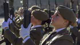 Defensa estudia bajar 5 centímetros la altura exigida a las mujeres que quieren ser oficiales