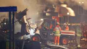 Los bomberos trabajando en el edificio incendiado de Leicester.
