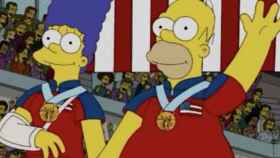 Homer y Marge Simpson con sus medallas al cuello
