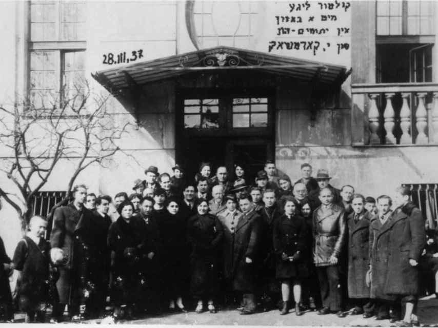 La Casa de Huérfanos de 1937, con Korczak en el centro.