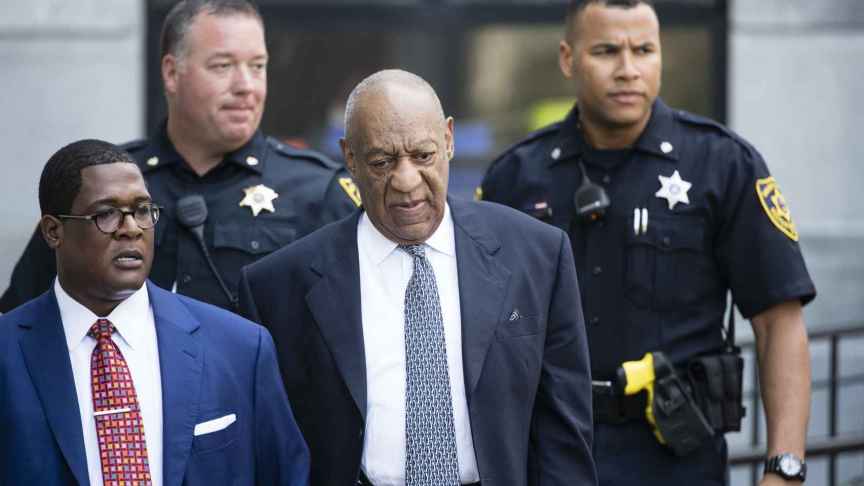 Bill Cosby junto a su abogado a la salida del juicio.