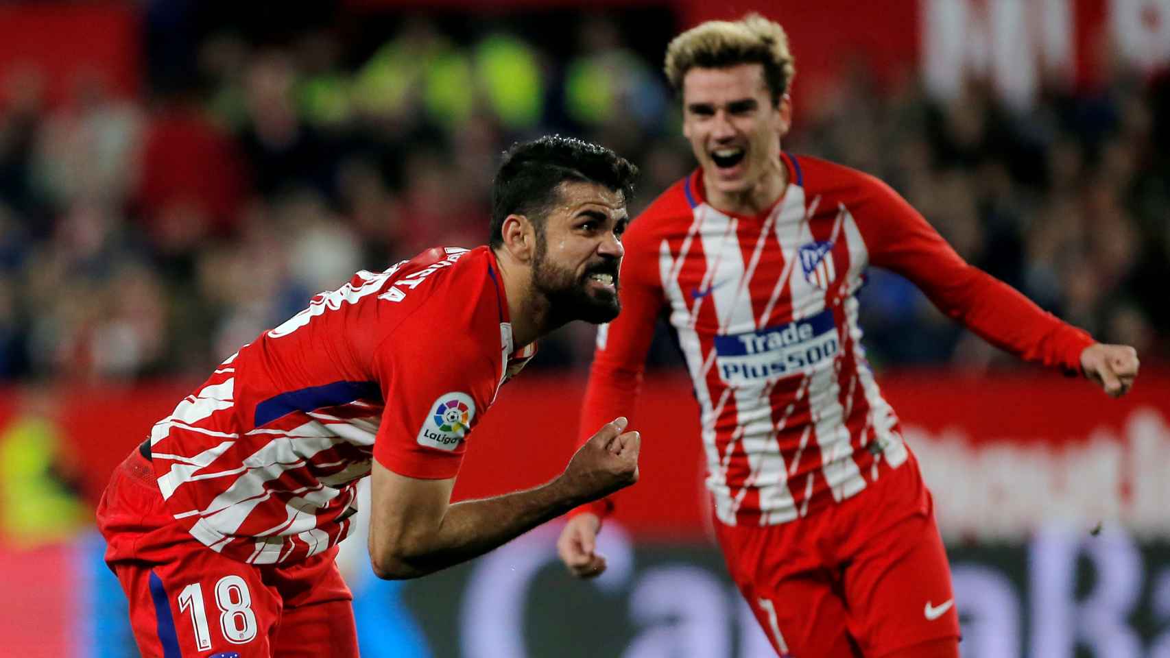 Diego Costa celebra su gol contra el Sevilla en el Sánchez Pizjuán.