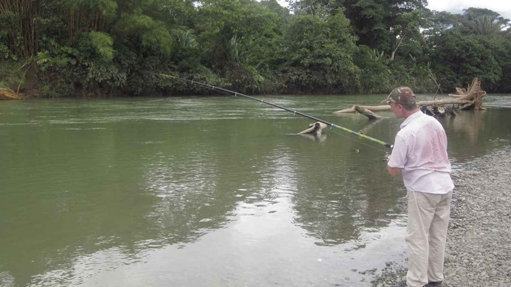 Jordi pescando en Colombia, en uno de los viajes que hizo al país de su nueva mujer.