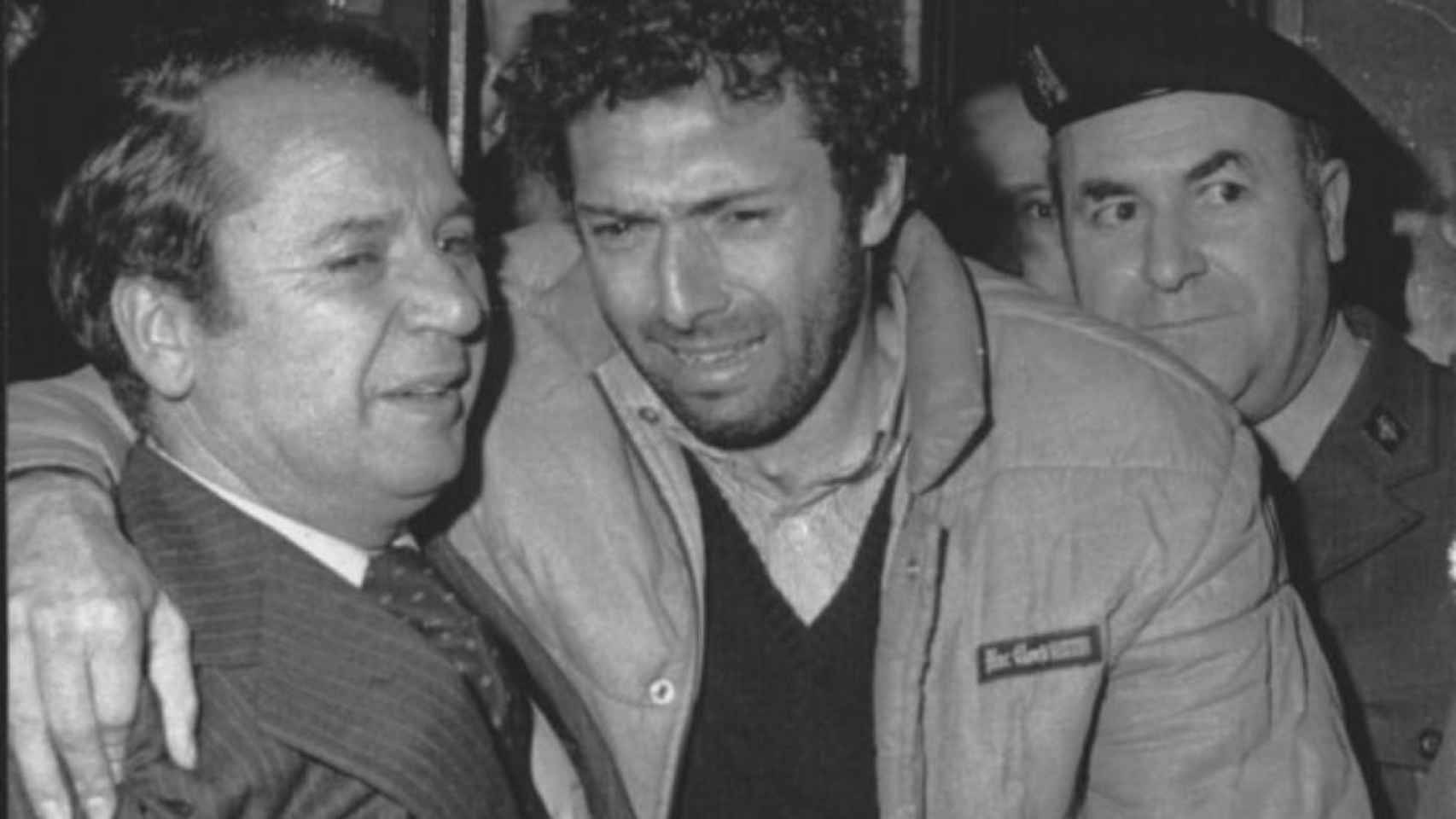 Quini, tras ser liberado después de su secuestro, abraza a Nuñez, presidente entonces del Barcelona.