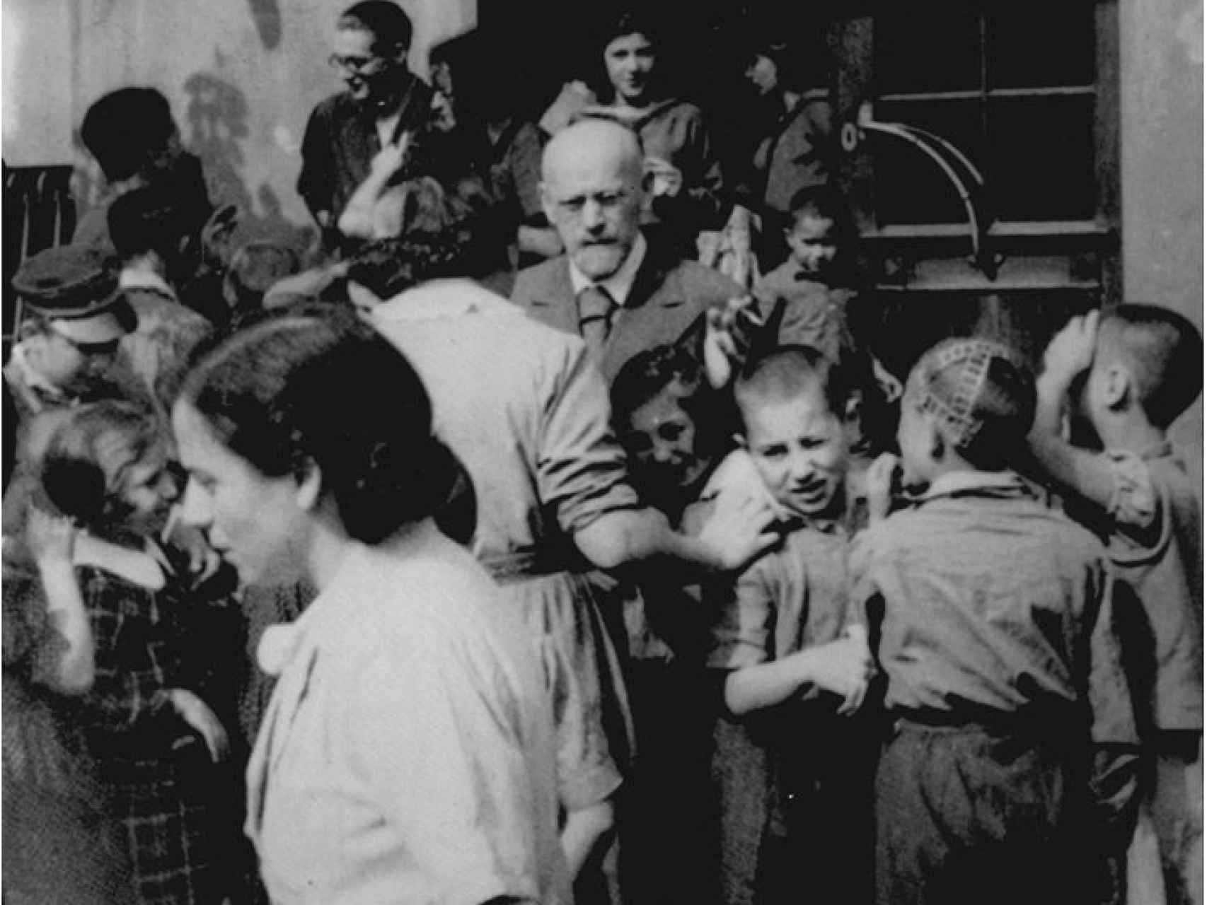 Janusz Korczak en una imagen de archivo entre los niños del orfanato.
