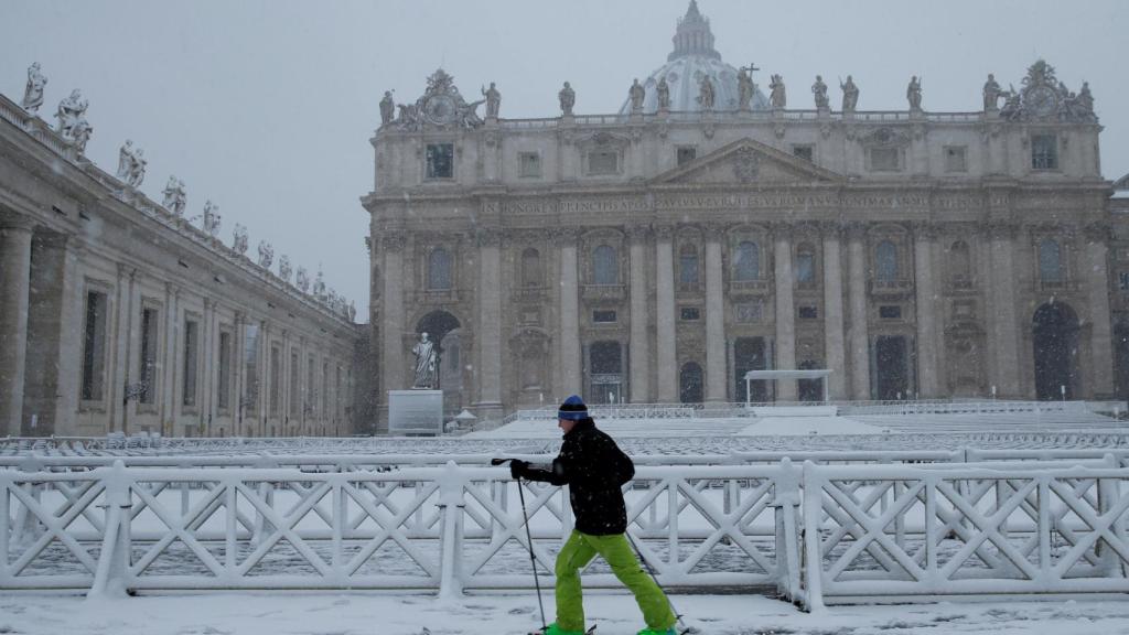 La acumulación de nieve permite que alguno incluso esquíe frente a San Pedro. REUTERS/Max Rossi.