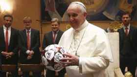 El papa Francisco, con un balón de fútbol, en una imagen de archivo.