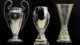Los trofeos de la UEFA Champions League, la Supercopa de la UEFA Super Cup y la UEFA Europa League.