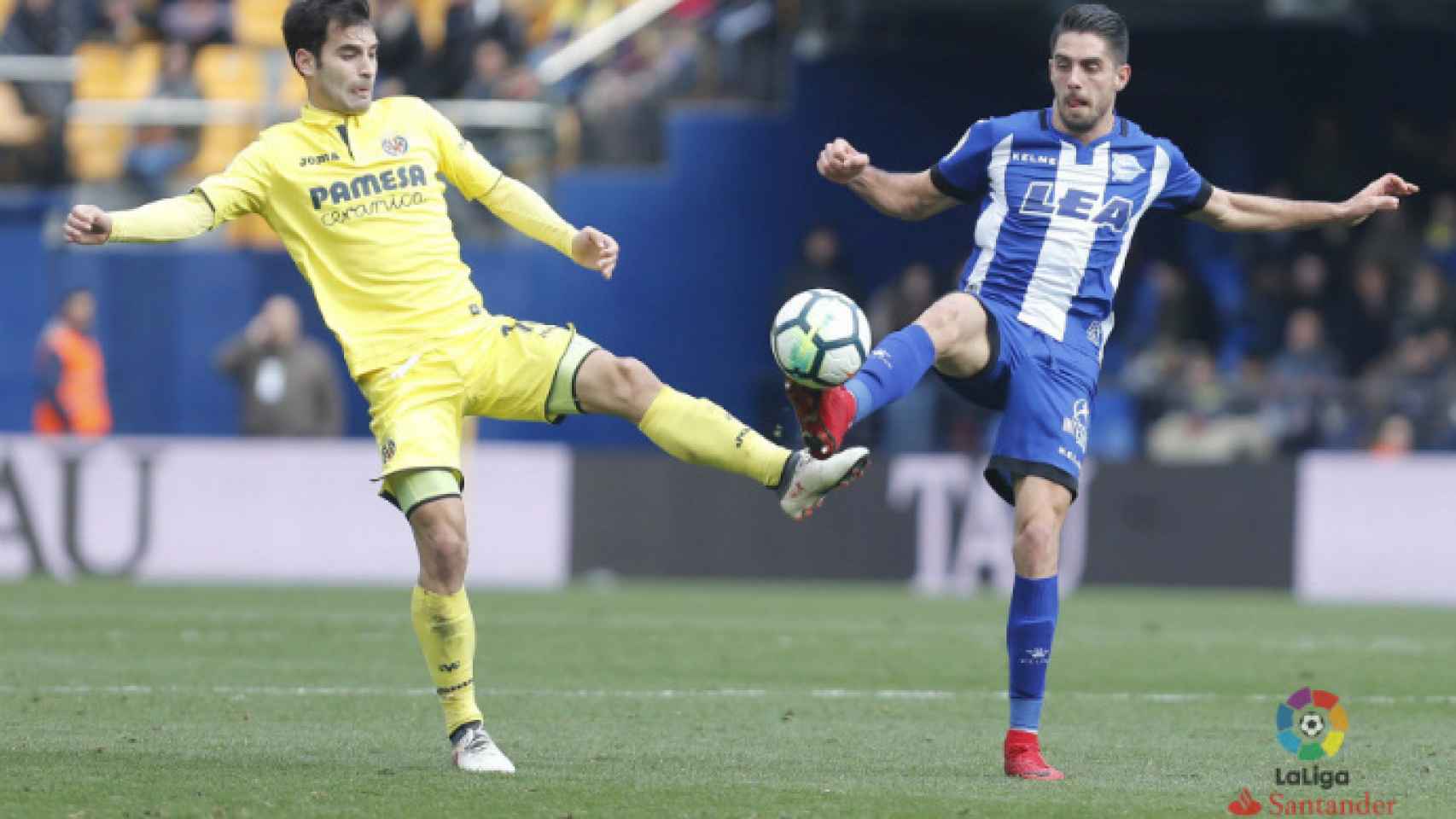 Trigueros (izquierda) pugna por un balón con el daimieleño Rubén Sobrino en el Villarreal-Alavés