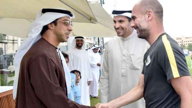 Pep Guardiola saluda al jeque Mansour bin Zayed, hermano del actual presidente de los Emiratos.