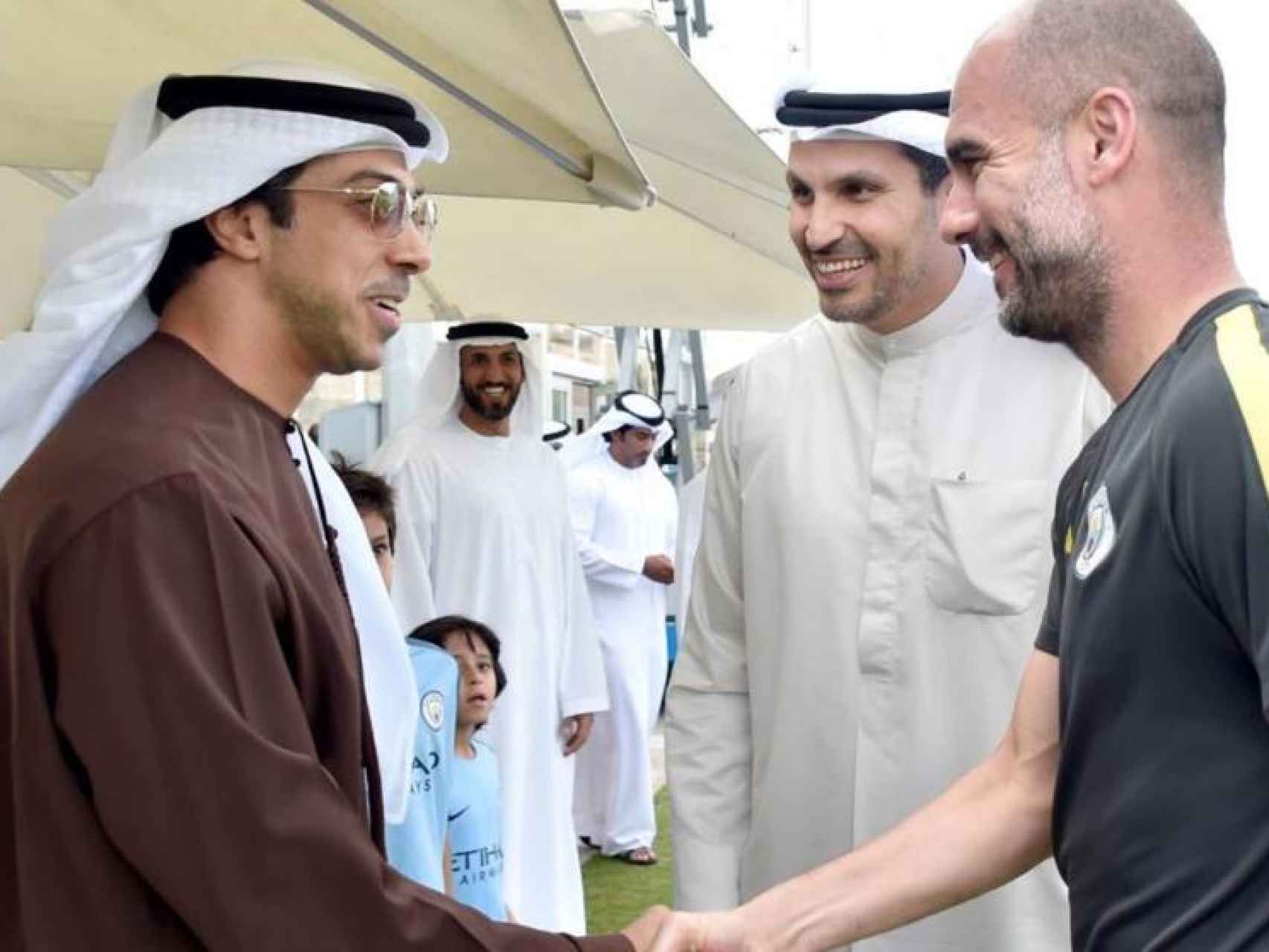 Pep Guardiola saluda al jeque Mansour bin Zayed, hermano del actual presidente de los Emiratos.
