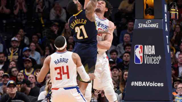 Marjanovic tapona a Wilson Chandler durante el Nuggets-Clippers.