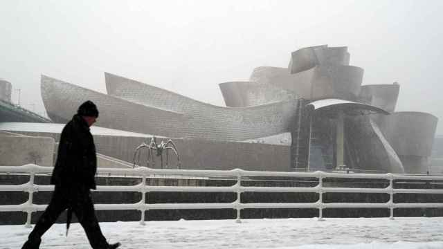 Bilbao amanece bajo una intensa nevada