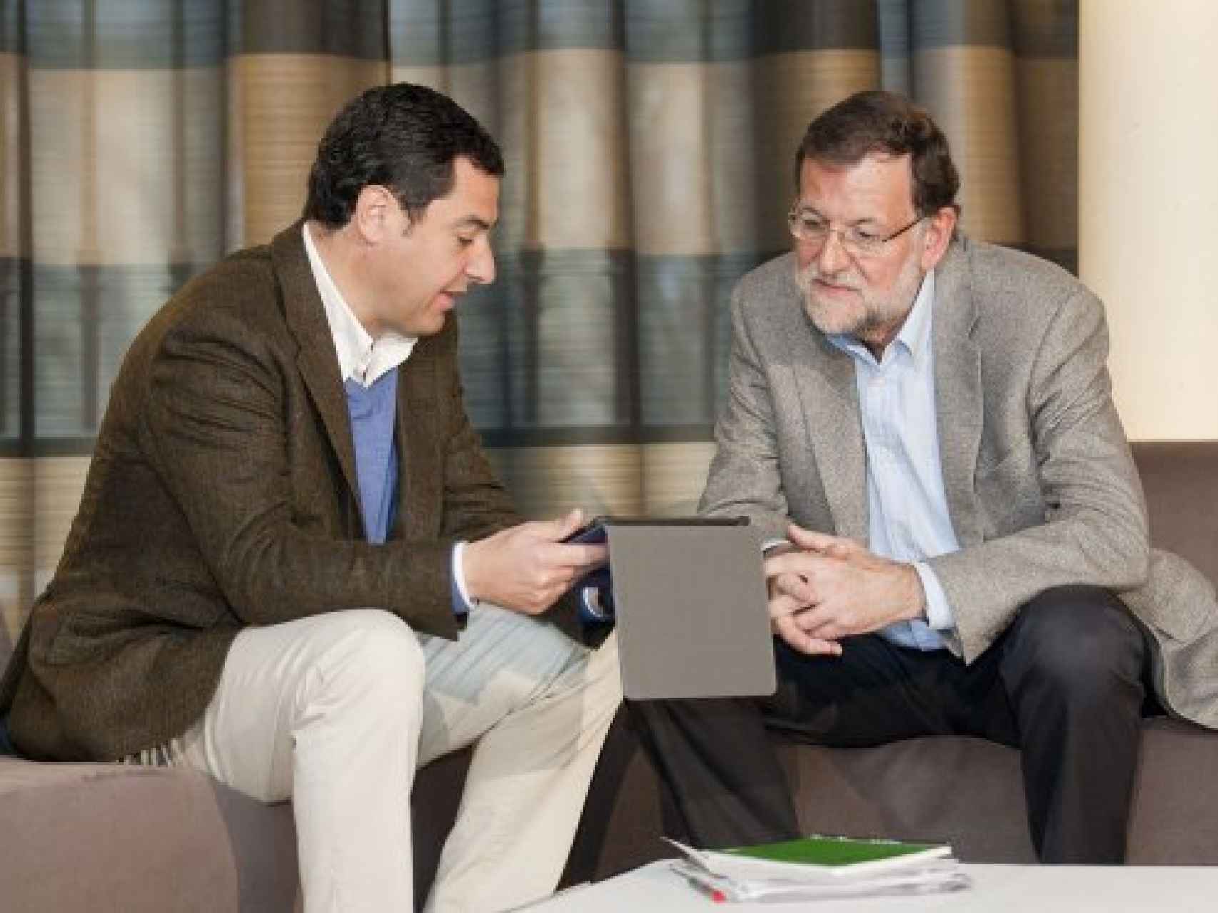 El presidente del PP de Andalucía, Juanma Moreno, junto con el presidente Mariano Rajoy.