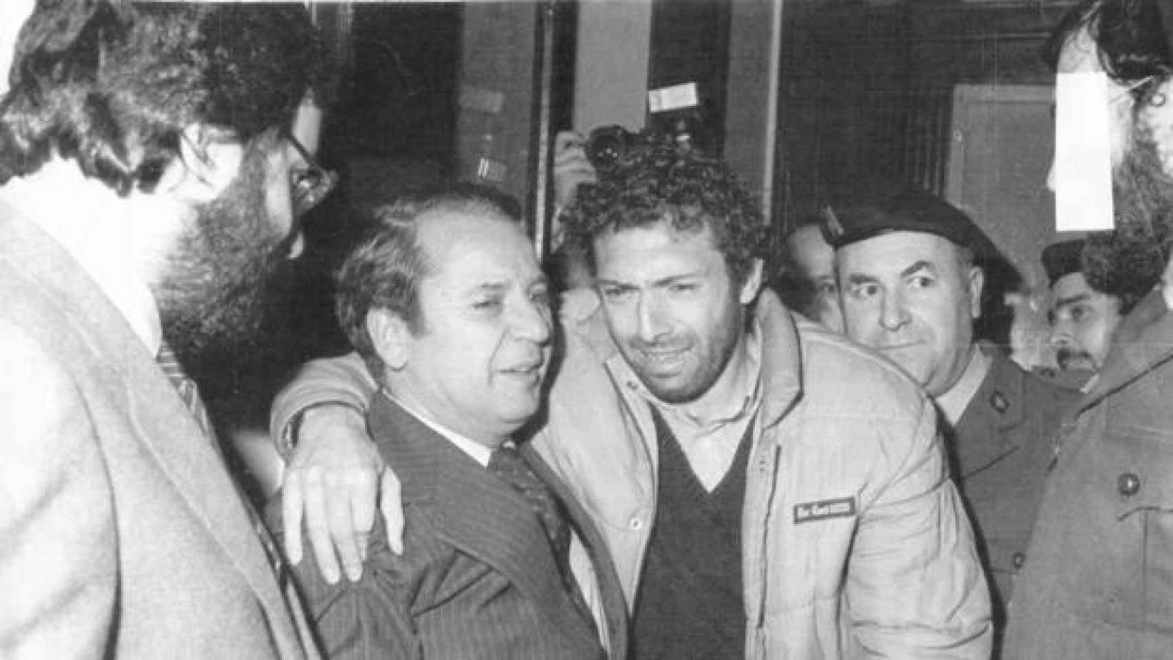 Núñez, expresidente del Barcelona, junto a Quini tras su liberación.