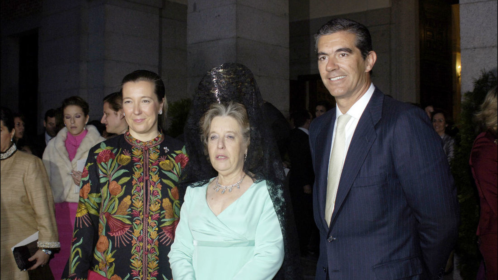 Inés de Borbón Dos Sicilias y Borbón, en el centro, junto a su hija Cristina y el marido de ésta, Pablo López-Quesada.