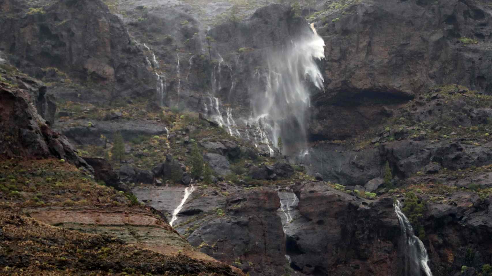 Cascadas de agua de lluvia en la localidad de Veneguera, al suroeste de la isla de Gran Canaria.
