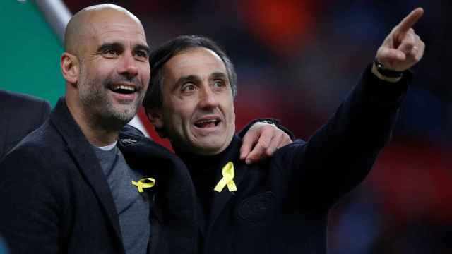 Guardiola y Manel Estiarte con el lazo amarillo.