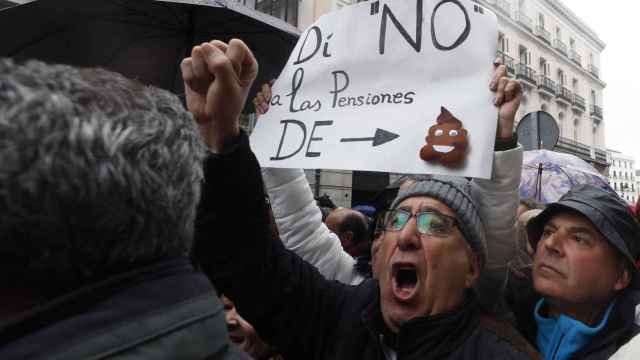 Cientos de jubilados se movilizan en Madrid por las pensiones.
