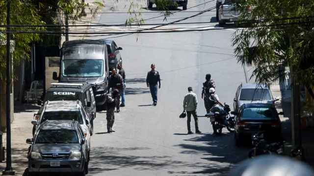 Miembros del servicio de inteligencia (Sebin) custodian las inmediaciones de la residencia de Leopoldo López.