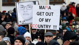 Marcha en honor al periodista eslovaco asesinado. En el cartel se lee: Mafia, fuera de mi país.