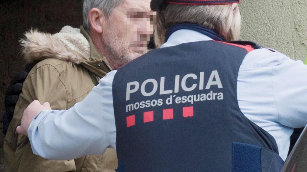 El presunto autor del doble homicidio de Susqueda, Jordi Magentí , acompañado de los Mosos