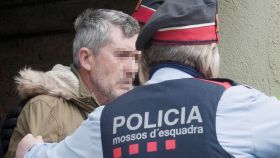 El presunto autor del doble homicidio de Susqueda, Jordi Magentí , acompañado de los Mosos