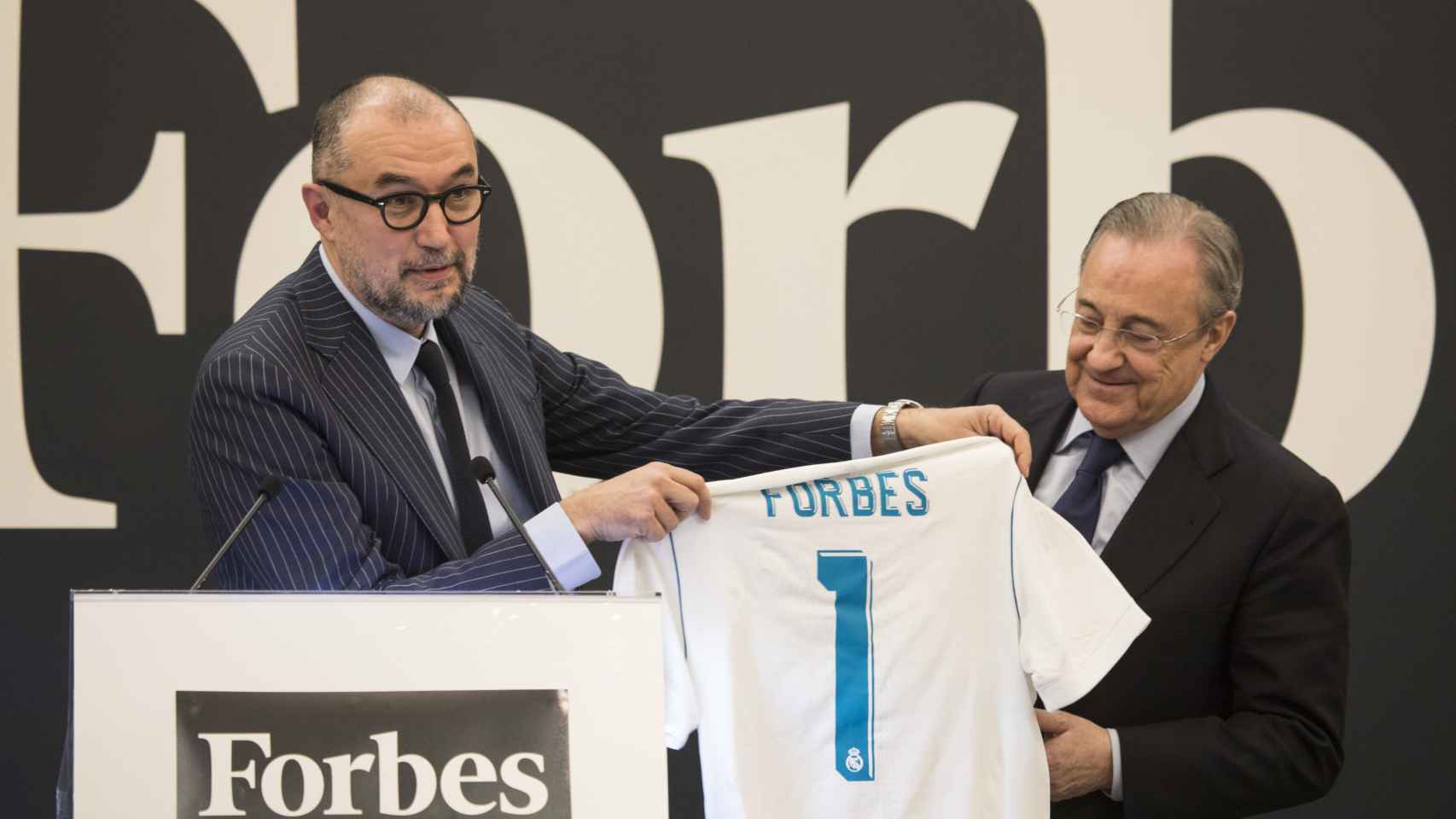 Andrés Rodríguez, presidente de Forbes, entrega a Florentino Pérez una camiseta del Real Madrid.