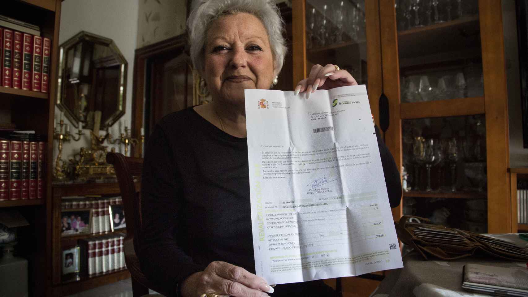 Blanca Elena Carmona mostrando el incremento experimentado en su pensión de incapacidad permanente absoluta en 2018, 1,73€.